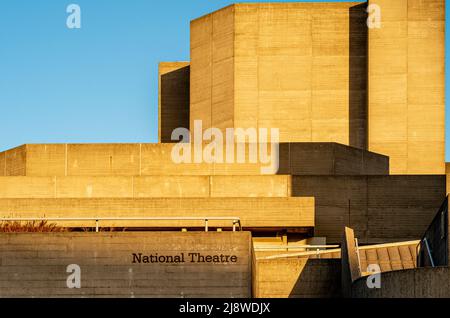 Die sonnenbeschienenen Brutalisten-façade des National Theatre, London. Stockfoto