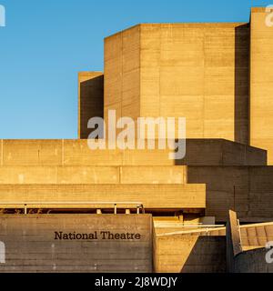 Die sonnenbeschienenen Brutalisten-façade des National Theatre, London. Stockfoto