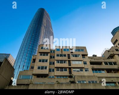 Brutalistische Apartments im Upper Ground mit der zeitgenössischen Architektur des One Blackfriars Tower in der Ferne. London. Stockfoto