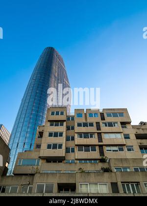 Brutalistische Apartments im Upper Ground mit der zeitgenössischen Architektur des One Blackfriars Tower in der Ferne. London. Stockfoto