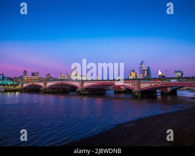 Die Blackfriars-Brücke mit der St Paul's Cathedral befindet sich in der Ferne, die in einer magischen Stunde vom South Bank aus aufgenommen wurde. London, Großbritannien. Stockfoto