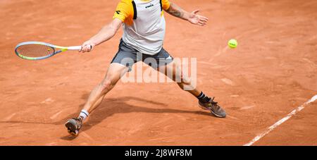 Die Abbildung zeigt den Unterkörper eines Spielers, der während der French Open am 2. Juni 2021 im Roland-Garros-Stadion in Paris eine Vorhand treffen wird Stockfoto