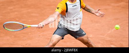 Die Abbildung zeigt den Körper eines Spielers, der während der French Open am 2. Juni 2021 im Roland-Garros-Stadion in Paris, Fran, eine Vorhand treffen wird Stockfoto