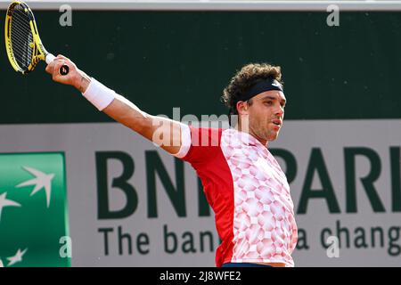 Marco Cecchinato aus Italien trifft in der zweiten Runde bei Roland-Garros (French Open), dem Grand Slam Tennisturnier am 3. Juni 2021 in Rola, eine Rückhand Stockfoto