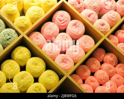 Yarn on Display im Einzelhandel Stockfoto