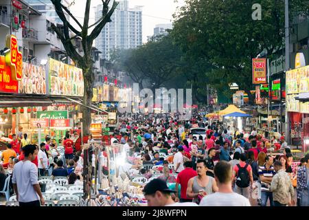 Kuala Lumpur; Malaysia - 28. Januar; 2017: Straßenszene von Jalan Alor ein beliebtes Restaurant- und Gastronomiegebiet in der Bukit Bintang Gegend von Kuala Lumpur Stockfoto