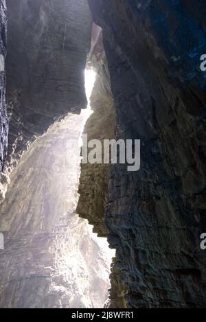 Felsformationen. Sonneneinstrahlung, Steinhintergrund für Designer Stockfoto