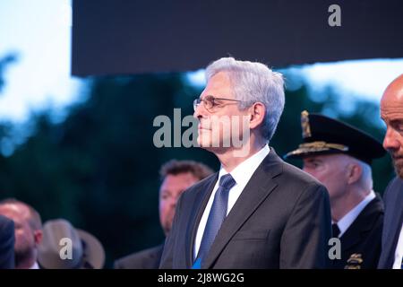 Washington, Vereinigte Staaten von Amerika. 13. Mai 2022. US-Justizminister Merrick Garland nimmt an der jährlichen Candlelight Vigil 34. Teil, einer Veranstaltung zu Ehren gefallener Strafverfolgungsbeamte am National Peace Officers Memorial an der Westfront des US-Kapitols, 13. Mai 2022 in Washington, D.C., Quelle: Shane T. McCoy/U.S. Marshalls Office/Alamy Live News Stockfoto