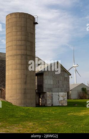 Pigeon, Michigan - Eine Windkraftanlage, Teil des Harvest II Wind Project, in der Nähe einer Scheune im Daumen von Michigan. Stockfoto