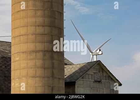 Pigeon, Michigan - Eine Windkraftanlage, Teil des Harvest II Wind Project, in der Nähe einer Scheune im Daumen von Michigan. Stockfoto