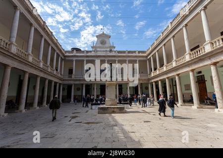 Valencia, Spanien - 05 05 2022: Kreuzgang der Universität Valencia, Spanien an einem sonnigen Frühlingstag. Stockfoto