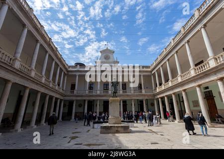 Valencia, Spanien - 05 05 2022: Kreuzgang der Universität Valencia, Spanien an einem sonnigen Frühlingstag. Stockfoto