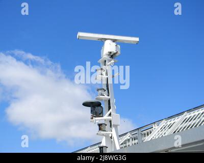 Maarianhamina / Finnland - 16. MAI 2022: Nahaufnahme eines Meeresradars vor einem strahlend blauen Himmel Stockfoto