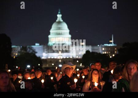 Washington, Vereinigte Staaten von Amerika. 13. Mai 2022. Mitglieder der Strafverfolgungsbehörden und Familien halten Kerzen während der jährlichen Candlelight Vigil 34., einer Veranstaltung zu Ehren gefallener Strafverfolgungsbeamter am National Peace Officers Memorial an der Westfront des US-Kapitols, 13. Mai 2022 in Washington, D.C., bereit.Quelle: Shane T. McCoy/U.S. Marshalls Office/Alamy Live News Stockfoto