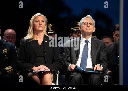 Washington, Vereinigte Staaten von Amerika. 13. Mai 2022. US-Justizminister Merrick Garland nimmt an der jährlichen Candlelight Vigil 34. Teil, einer Veranstaltung zu Ehren gefallener Strafverfolgungsbeamte am National Peace Officers Memorial an der Westfront des US-Kapitols, 13. Mai 2022 in Washington, D.C., Quelle: Shane T. McCoy/U.S. Marshalls Office/Alamy Live News Stockfoto