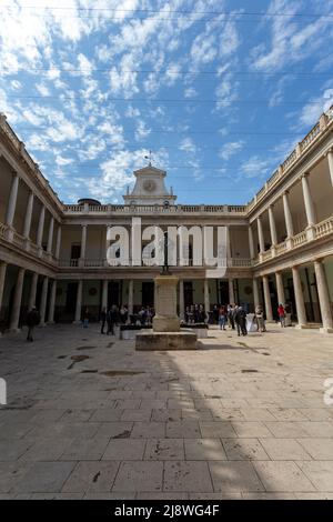 Valencia, Spanien - 05 05 2022: Kreuzgang der Universität Valencia, Spanien an einem sonnigen Frühlingstag. Stockfoto