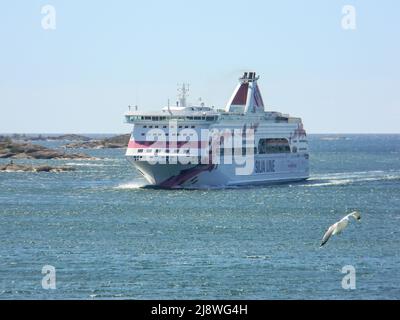 Maarianhamina / Finnland - 16. MAI 2022: Die MV Baltic Princess, die von der Silja Line betrieben wird, segelt durch den Archipel von Ahvenanmaa Stockfoto