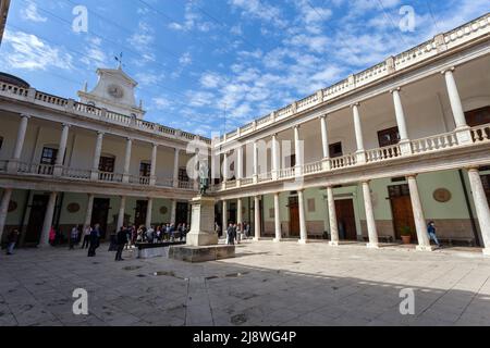 Valencia, Spanien - 05 05 2022: Kreuzgang der Universität Valencia, Spanien an einem sonnigen Frühlingstag. Stockfoto