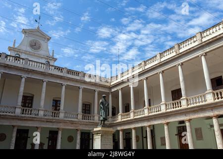 Valencia, Spanien - 05 05 2022: Kreuzgang der Universität Valencia, Spanien an einem sonnigen Frühlingstag. Stockfoto