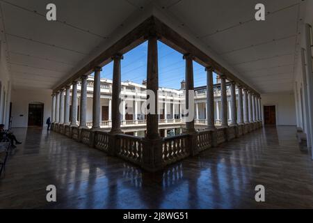 Valencia, Spanien - 05 05 2022: Kreuzgang der Universität Valencia, Spanien an einem sonnigen Frühlingstag. Stockfoto