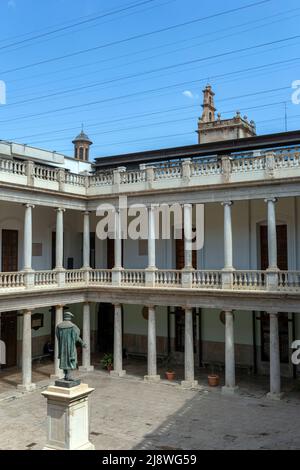 Valencia, Spanien - 05 05 2022: Kreuzgang der Universität Valencia, Spanien an einem sonnigen Frühlingstag. Stockfoto