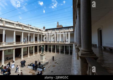 Valencia, Spanien - 05 05 2022: Kreuzgang der Universität Valencia, Spanien an einem sonnigen Frühlingstag. Stockfoto