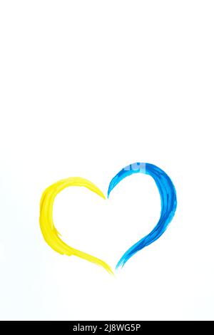 Ukrainische Farben Pinsel Striche in Herzform auf weißem Hintergrund Stockfoto