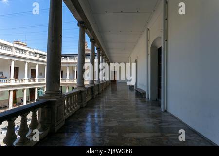 Valencia, Spanien - 05 05 2022: Kreuzgang der Universität Valencia, Spanien an einem sonnigen Frühlingstag. Stockfoto