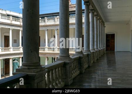 Valencia, Spanien - 05 05 2022: Kreuzgang der Universität Valencia, Spanien an einem sonnigen Frühlingstag. Stockfoto