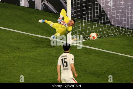 Rangers-Torhüter Allan McGregor rettet sich beim UEFA Europa League-Finale beim Estadio Ramon Sanchez-Pizjuan in Sevilla. Bilddatum: Mittwoch, 18. Mai 2022. Stockfoto