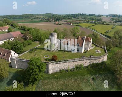 Luftaufnahme des Schlosses Poncenat in Zentralfrankreich, umgeben von einer Mauer mit einem halbkreisförmigen Turm Stockfoto