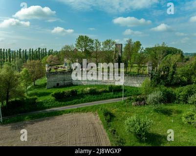 Luftaufnahme des Schlosses Poncenat in Zentralfrankreich, umgeben von einer Mauer mit einem halbkreisförmigen Turm Stockfoto