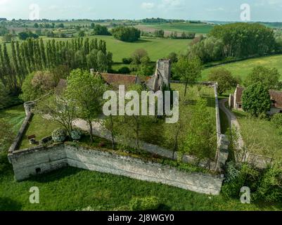 Luftaufnahme des Schlosses Poncenat in Zentralfrankreich, umgeben von einer Mauer mit einem halbkreisförmigen Turm Stockfoto