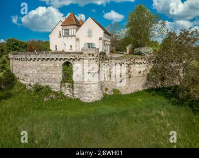 Luftaufnahme des Schlosses Poncenat in Zentralfrankreich, umgeben von einer Mauer mit einem halbkreisförmigen Turm Stockfoto