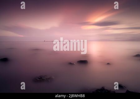 Barassie Shore Troon in Ayrshire, Schottland, mit rotem Sonnenuntergang in einer Sommernacht. Stockfoto