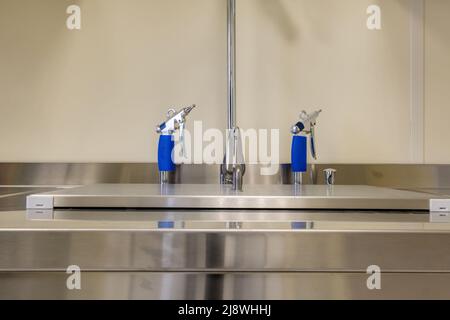 Ellenbogen Seife und antiseptischen Spender oder Desinfektionsmittel Wand zur Händedesinfektion und Wasserhahn Waschbecken mit Wasserhahn Bad oder Klinik montiert Stockfoto