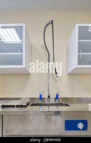 Ellenbogen Seife und antiseptischen Spender oder Desinfektionsmittel Wand zur Händedesinfektion und Wasserhahn Waschbecken mit Wasserhahn Bad oder Klinik montiert Stockfoto