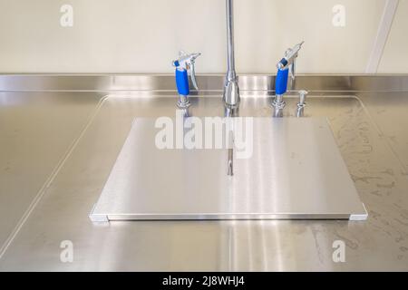 Ellenbogen Seife und antiseptischen Spender oder Desinfektionsmittel Wand zur Händedesinfektion und Wasserhahn Waschbecken mit Wasserhahn Bad oder Klinik montiert Stockfoto