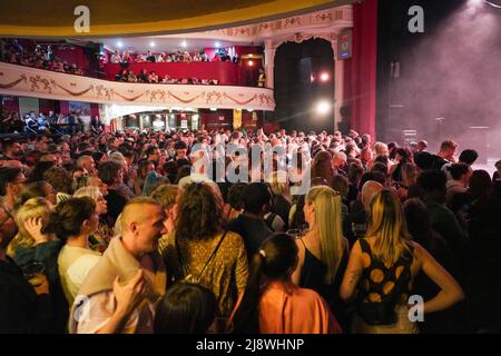 London, Großbritannien. Mittwoch, 18. Mai 2022. Das Publikum vor Kae Tempests Auftritt im Shepherds Bush O2 Empire in London. Foto: Richard Gray/Alamy Live News Stockfoto