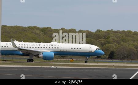 Air Force rollt nach einem abgetriebenen Start am Groton-New London Airport in Groton, Connecticut, USA, am 18. Mai 2022 zwei Rollen zum Stillstand. Quelle: CJ Gunther/Pool über CNP Stockfoto