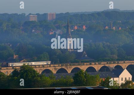 Ein Zug, der über das Viadukt der Kirkstall Road in Leeds, West Yorkshire, fährt Stockfoto