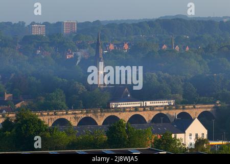 Ein Zug, der über das Viadukt der Kirkstall Road in Leeds, West Yorkshire, fährt Stockfoto