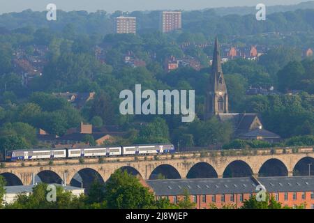 Ein Zug, der über das Viadukt der Kirkstall Road in Leeds, West Yorkshire, fährt Stockfoto