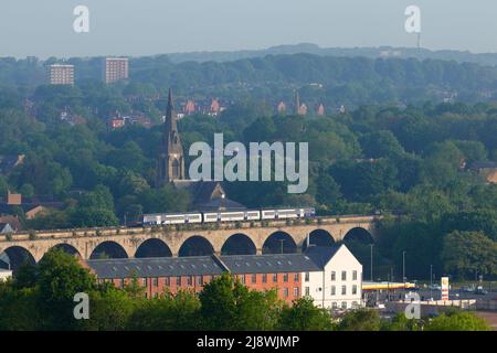 Ein Zug, der über das Viadukt der Kirkstall Road in Leeds, West Yorkshire, fährt Stockfoto