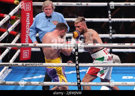 Mailand, Italien. 13.. Mai 2022. Italien, Mailand, Mai 13 2022: Daniele Scardina (ita) gegen Giovanni De Carolis (ita), WBO Intercontinental Super Middleweight Titel, während der Milano Boxing Night 2022 bei Allianz Cloud Credit: Pacific Press Media Production Corp./Alamy Live News Stockfoto