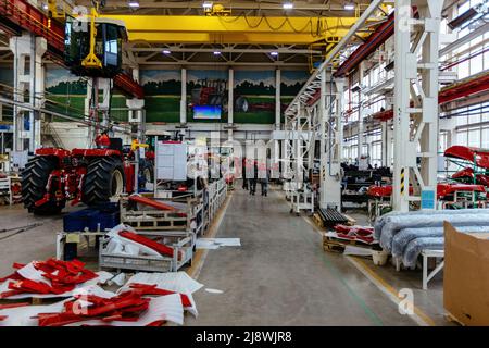 Montageprozess von landwirtschaftlichen Traktoren in der industriellen Werkstatt. Stockfoto