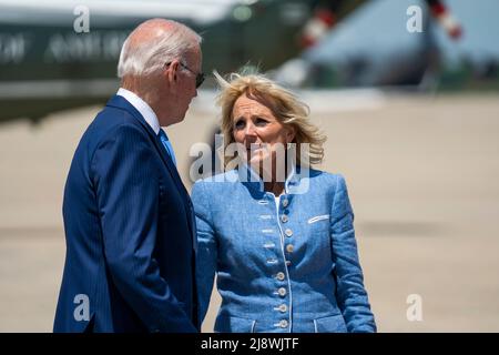US-Präsident Joe Biden spricht mit First Lady Jill Biden, bevor sie am 18. Mai 2022 auf der Joint Base Andrews in Maryland, USA, an Bord geht. Die First Lady geht auf eine Reise nach Ecuador. Kredit: Shawn Thew/Pool über CNP Stockfoto