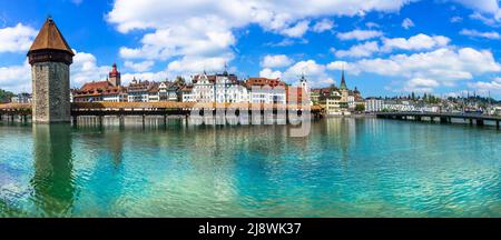 Panoramablick auf Luzern (Luzern) Stadt mit der berühmten Kapelle Holzbrücke über den Reuss. Reisen in die Schweiz und Sehenswürdigkeiten. Stockfoto