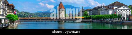 Panoramablick auf Luzerne mit der berühmten Kapellbrücke und dem Pilatus-Berg im Hintergrund. Reisen in die Schweiz und Sehenswürdigkeiten. Stockfoto
