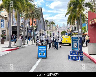 Orlando, FL, USA, 3. April 2021: Menschen, die durch den Themenpark des Universal Studios Resort laufen. Stockfoto